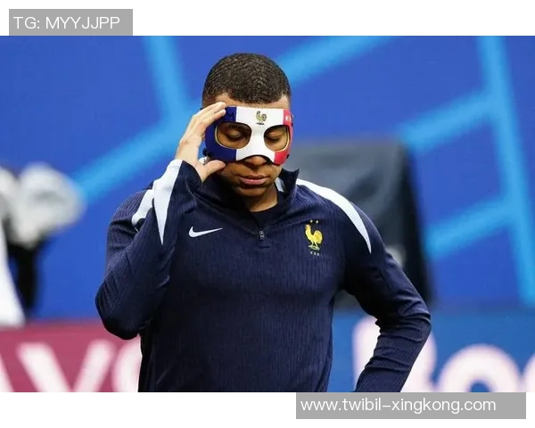 泽林斯基：我的进球有些走运，这场所底子无法踢球，腿都痛了